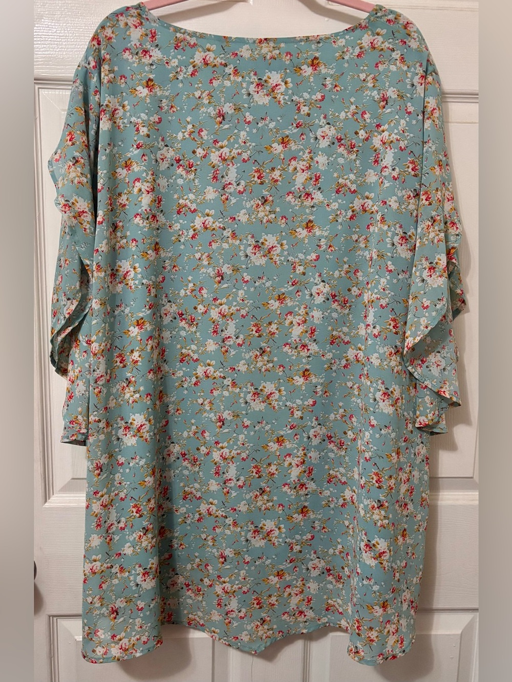 ๐บ BloomChic Aqua Pink and Ivory Floral Top - Picture 2 of 7